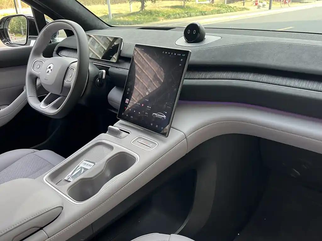 NIO EC6 2025 White Electric SUV 2025 with Panoramic Sunroof