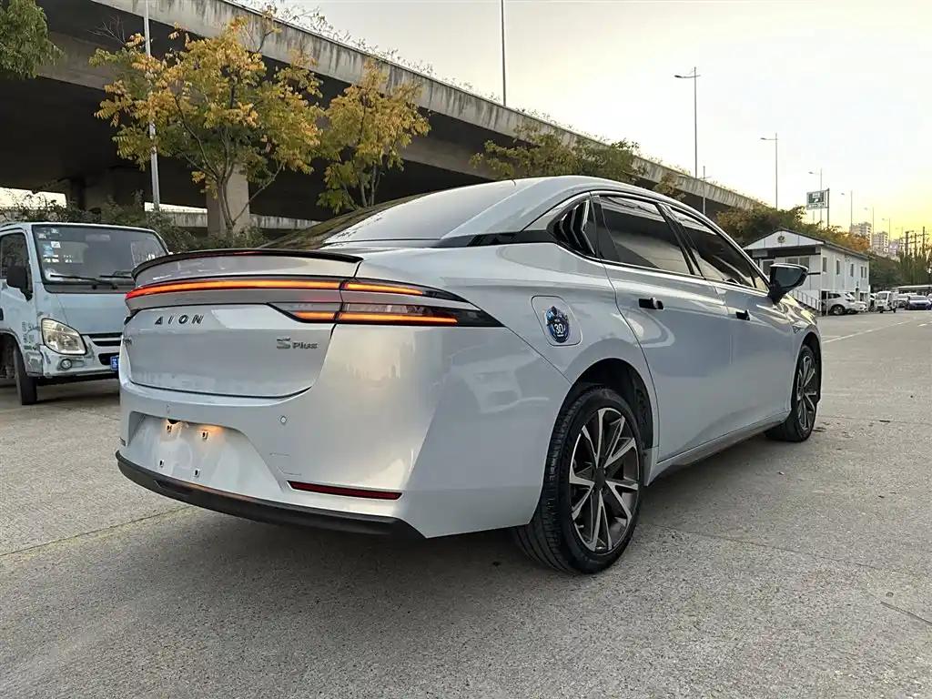 AION S Plus 2022 Affordable Electric Sedan with Panoramic Sunroof