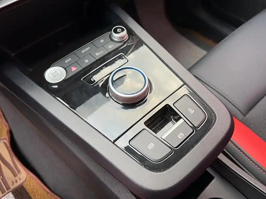 BYD E2 2019 Red 5-Seater New Energy Vehicle in China