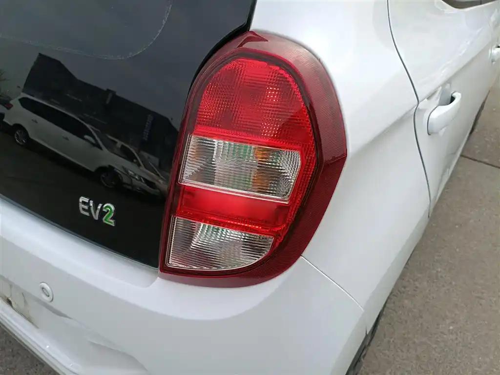 JMEV Small Qilin 2024 White Electric City Car