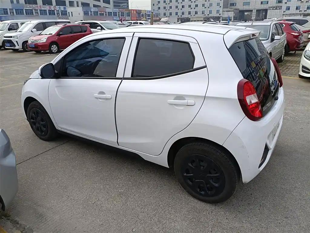 JMEV Small Qilin 2024 White Electric City Car